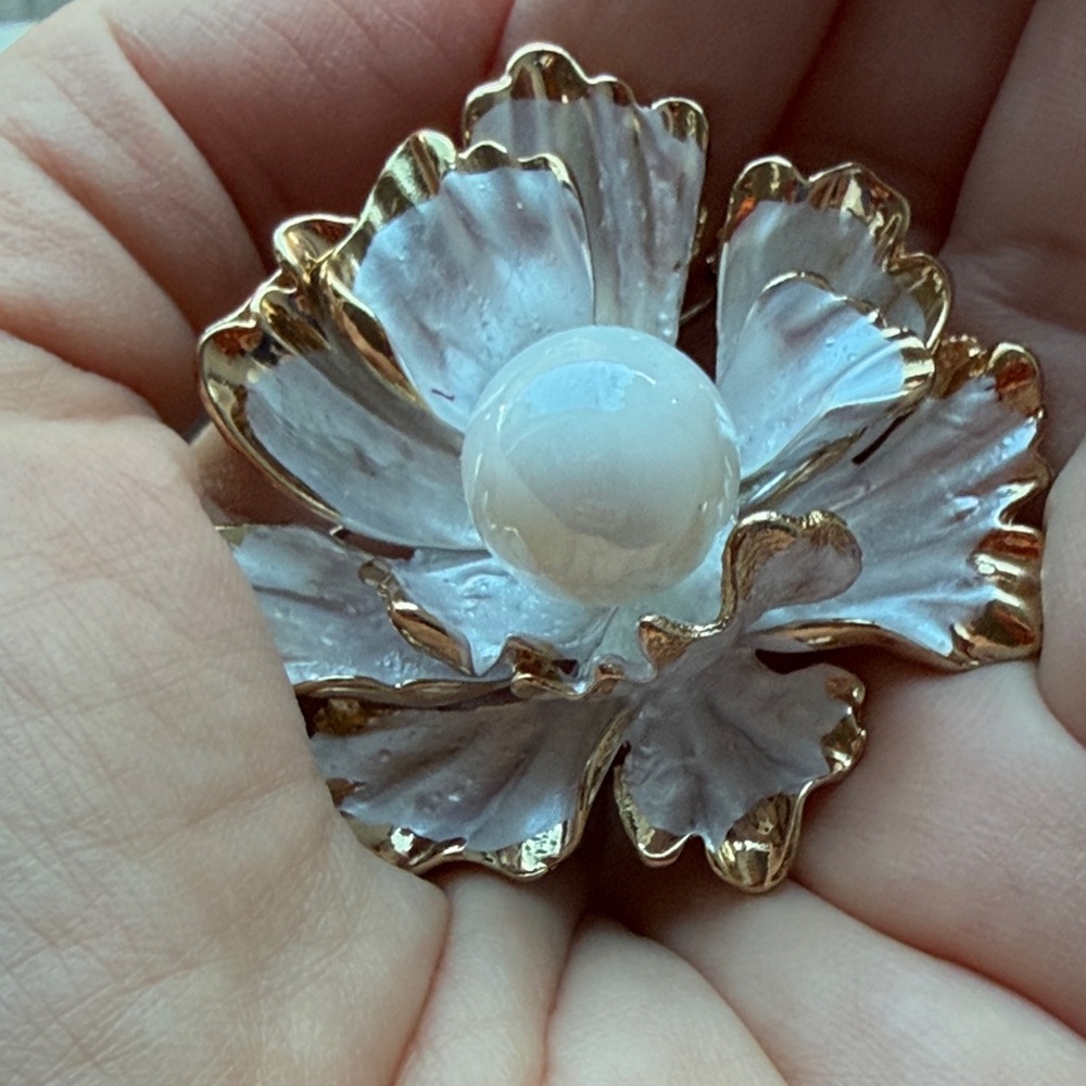 Elegant White and Gold Flower Brooch y.